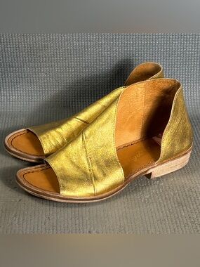 Free People Mont Blac Flat Sandals Gold Leather Open Toe Women’s Sz 6 US 36 EU